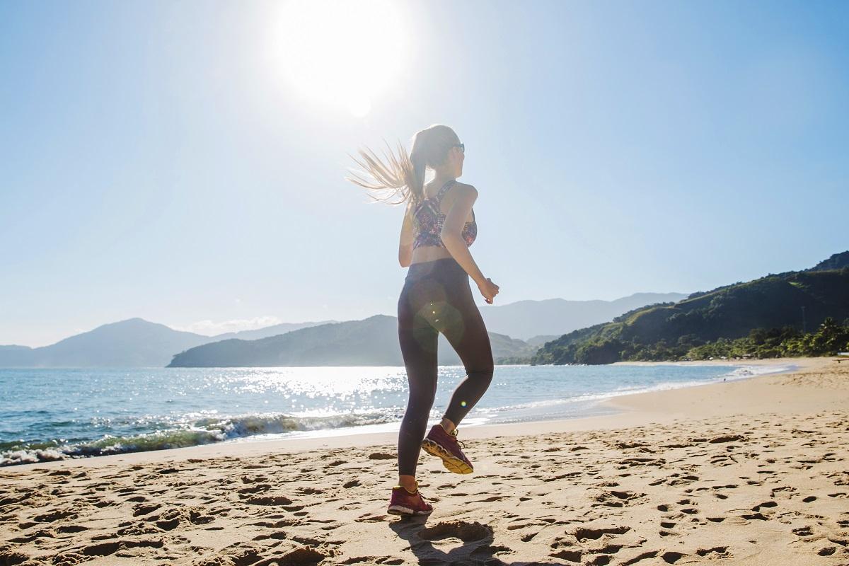 No se debe correr descalzo sobre la arena de la playa.