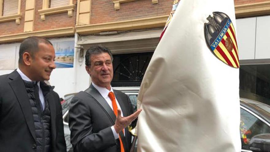 Kempes y leyendas del Valencia llevan la bandera