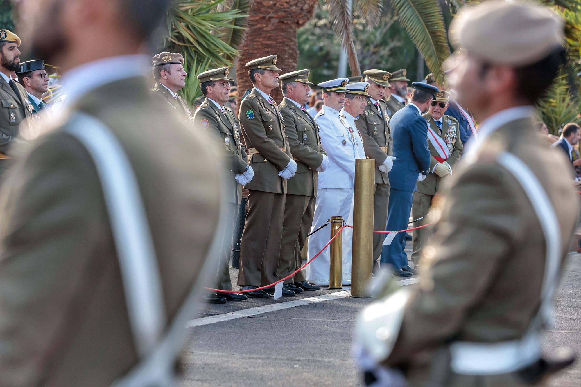 Arriado de la bandera nacional y exposición de material del Ejército