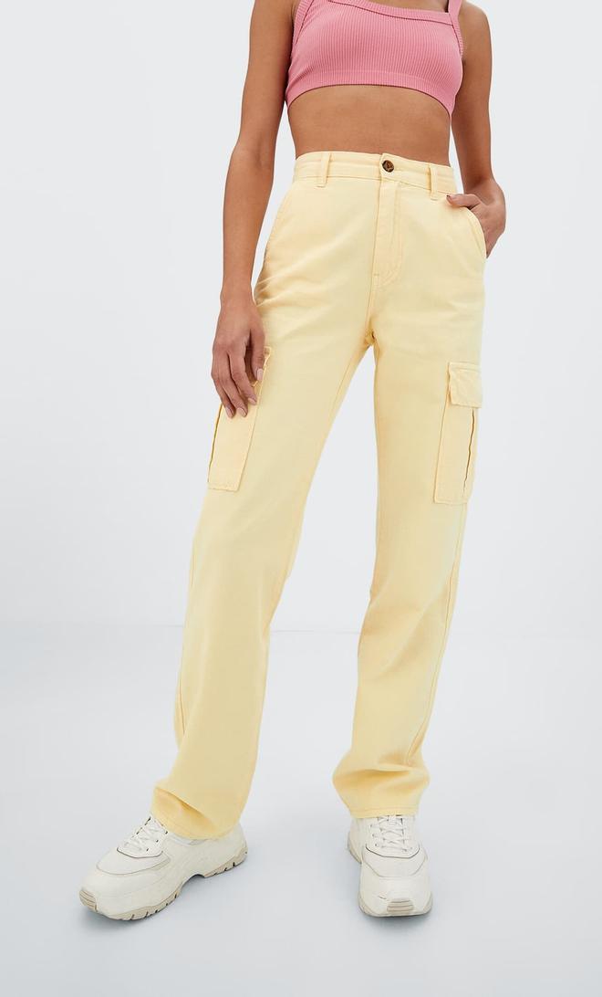 Pantalón cargo amarillo pastel de Stradivarius