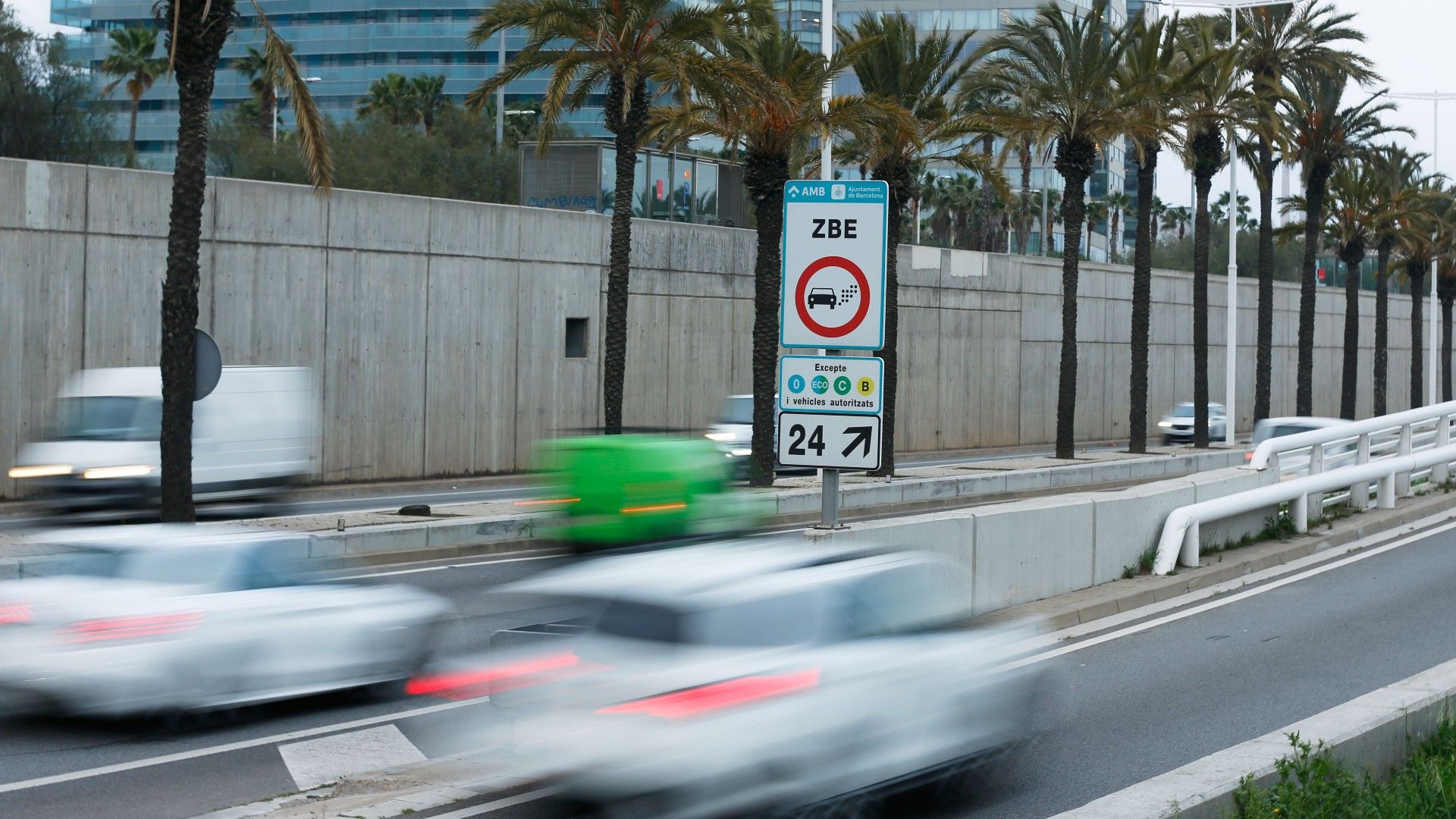 Salida 24 de la Ronda Litoral, con un cartel que señala la zona de bajas emisiones.