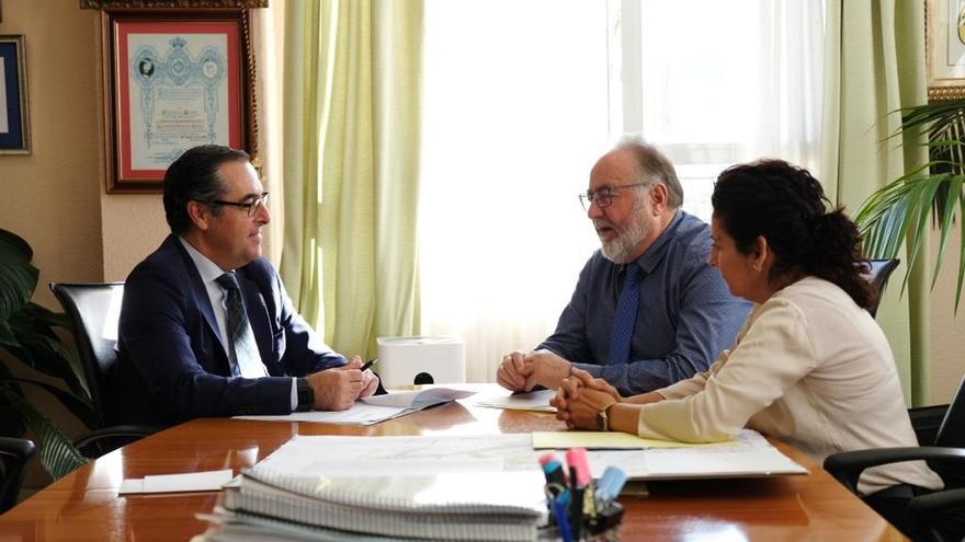 El delegado territorial de Desarrollo Educativo y Formación Profesional y de Universidad, Investigación e Innovación en Málaga, Miguel Briones visita Alhaurín de la Torre y mantiene una reunión con el alcalde de la localidad, Joaquín Villanova