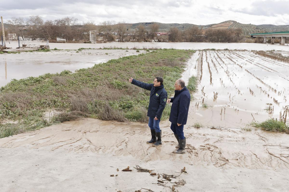 El presidente de la Junta de Andalucía, Juanma Moreno (i), visita este viernes 6 de febrero la localidad de Húetor Tájar, en la comarca granadina de Loja.