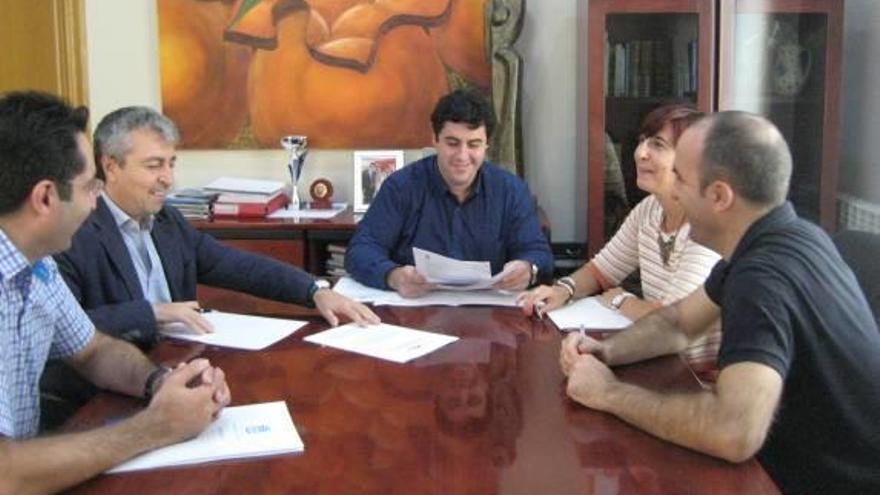 Nules firma el convenio para poder utilizar la geotermia en la piscina municipal