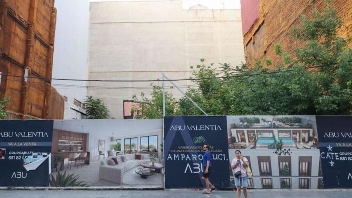 Solar de la calle Russafa número 11 donde se van a construir los pisos más caros de València.