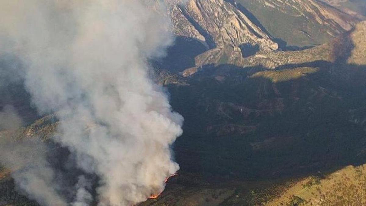 El fuego se originó este lunes tras las tormentas eléctricas que se registraron en la zona.
