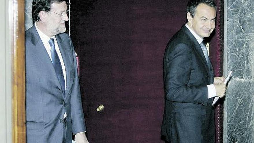 La última cita, en noviembre de 2008. El presidente del Gobierno, Rodríguez Zapatero, y el líder del PP, Mariano Rajoy, celebraron su última entrevista en noviembre de 2008. En la foto, ambos, al final de aquella cita en el Congreso.