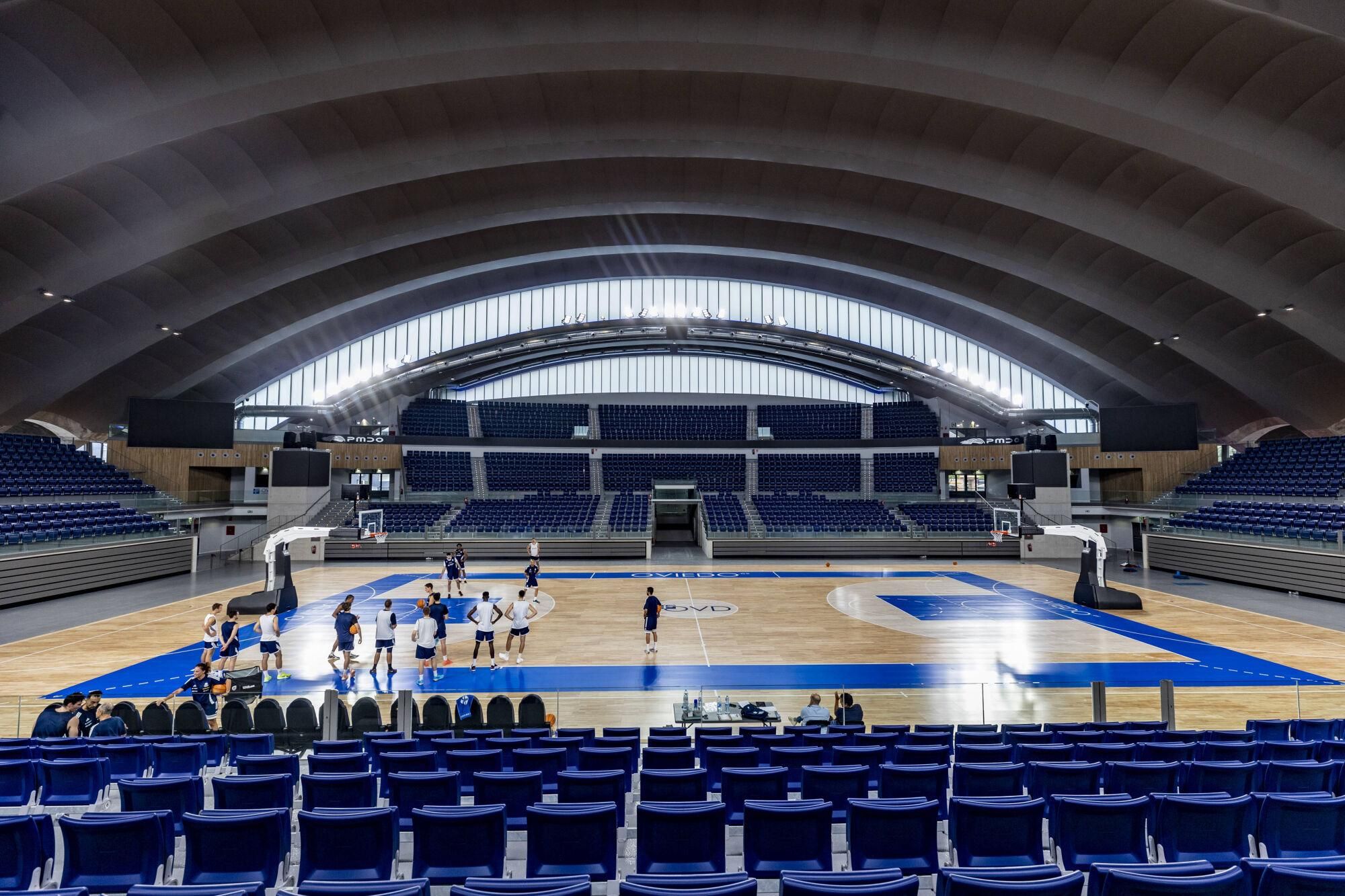 EN IMÁGENES: Así fue el primer entrenamiento del Alimerka Oviedo Baloncesto en "una de las mejores pistas" de Primera FEB