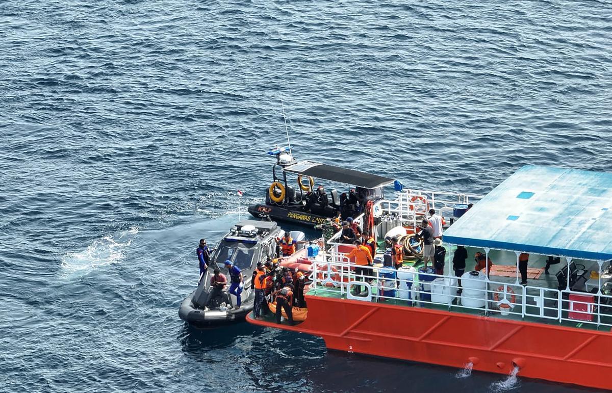 Labores de rescate en la zona del naufragio.