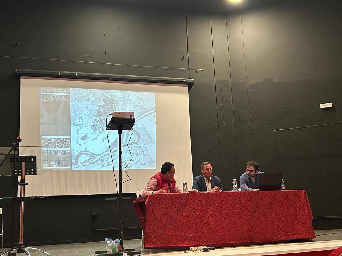 El alcalde, en el centro, con responsables del equipo redactor del PGOM-POU, en la jornada de particpación ciudadana.