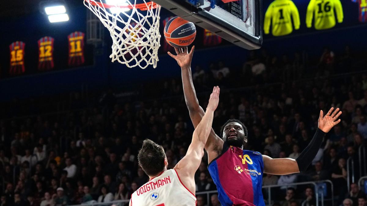 Chimezie Metu lanza a canasta ante Johannes Voigtmann, del Bayern, durante el partido de la jornada 31 de la Euroliga.