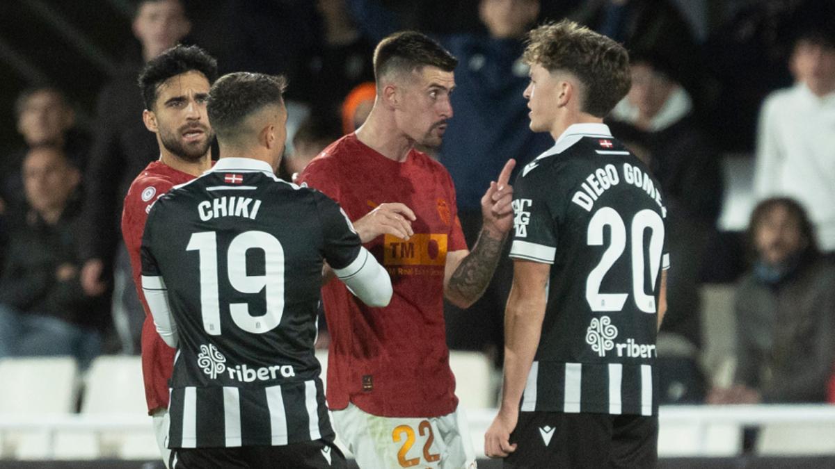 Santamaría, encarándose con Diego Gómez en un partido de Copa