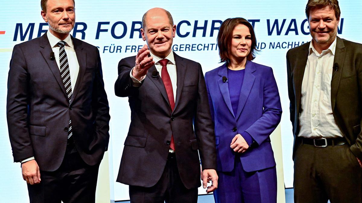 El líder del FDP, Christian Lindner; el del SPD, Olaf Scholz, y los de Los Verdes, Annalena Baerbock y Robert Habeck, posan durante la rueda de prensa en la que han anunciado su acuerdo de gobierno.