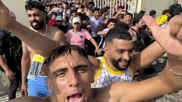 Immigrants marroquins celebren l’entrada a Ceuta, ahir. | REDUAN DRIS / EFE