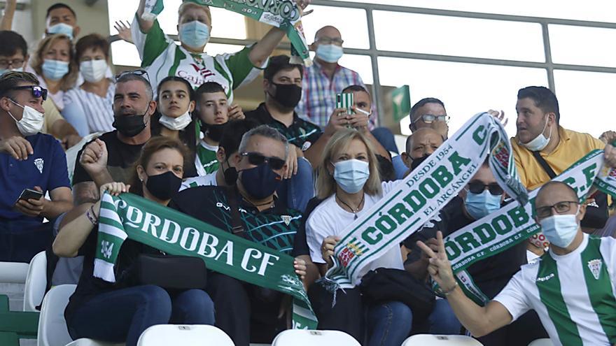 Aficionados asistentes al Córdoba CF-UD San Fernando