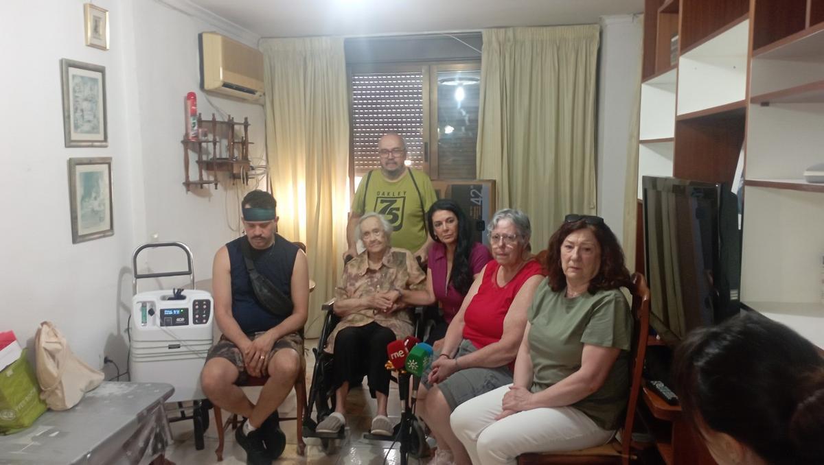 La familia de Marisol Troncoso, este jueves, en la rueda de prensa previa al desahucio.