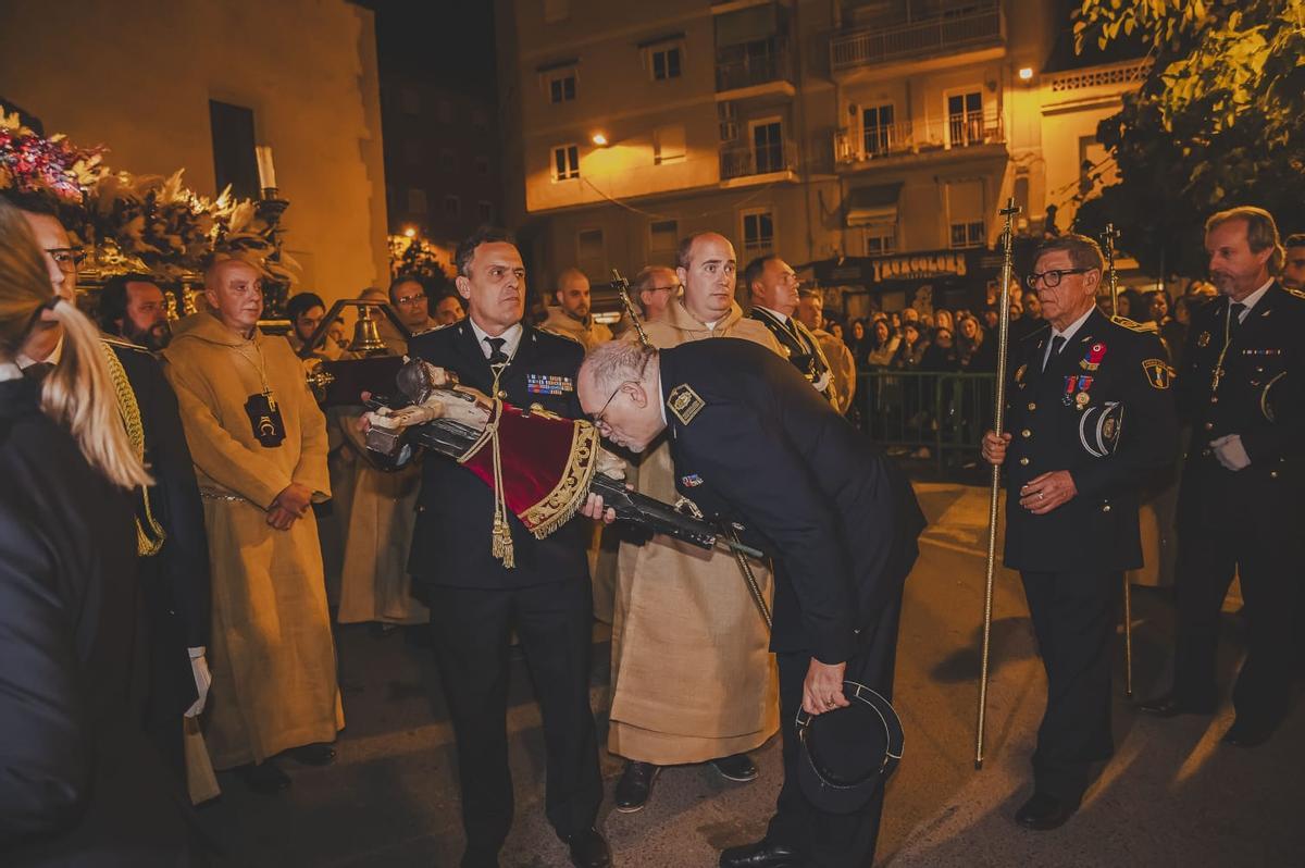 Un baño de devoción al Cristo de Zalamea en Elche Un baño de devoción al Cristo de Zalamea en Elche