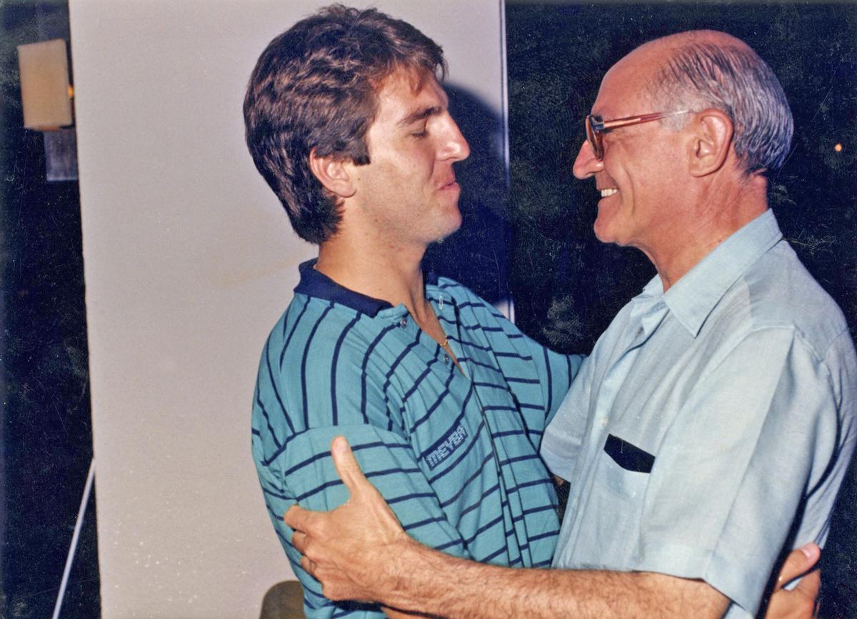 Robert y Arturo Tuzón se abrazan tras el regreso del futbolista al Valencia CF.