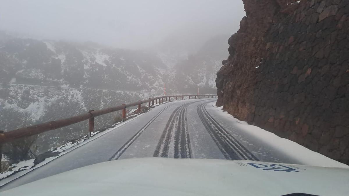 El Cabildo de Tenerife mantiene cerrados los accesos al Teide por la nieve