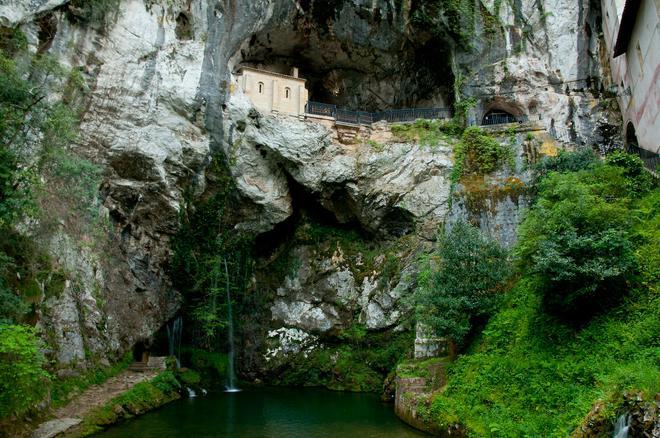 Santa Cueva de Covadonga, en el concejo asturiano de Cangas de Onís.