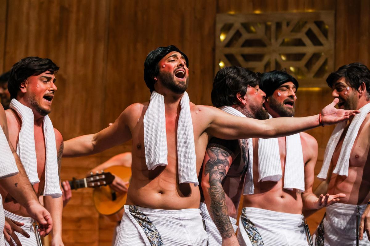 Desde la sauna llega la murga roquetera 'Los ahumaos'.