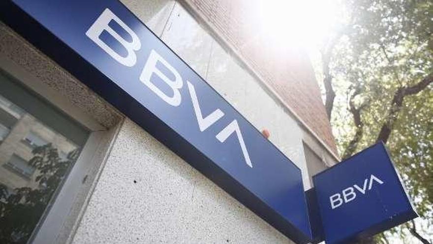 Nuevo logo en una sucursal del BBVA. // E.P.