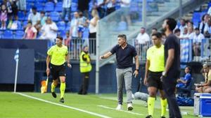 Juanfran Funesda indicaciones a sus jugadores durante el partido del pasado miércoles frente al Fulham en La Rosaleda.