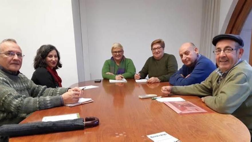 Luisa Notario, con los representantes vecinales.