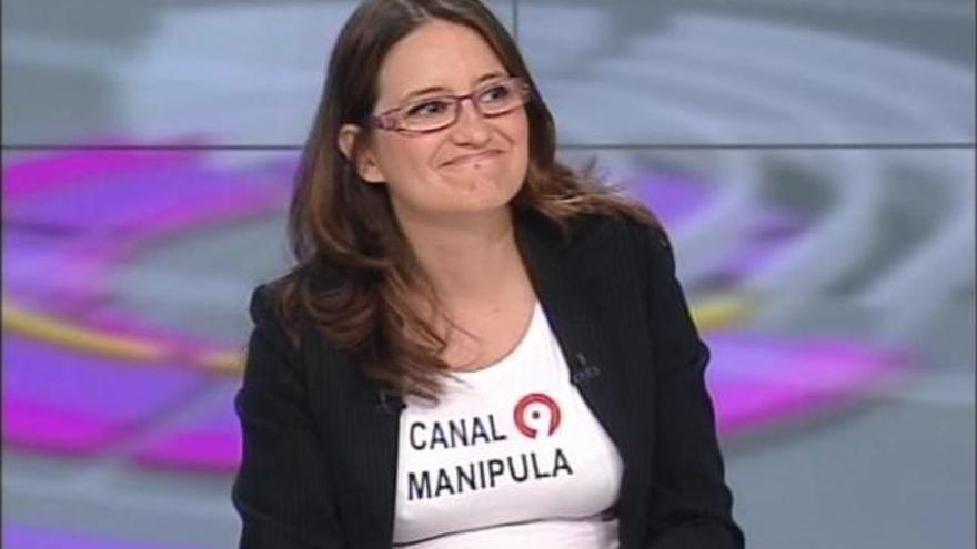 Oltra exhibe una camiseta contra Canal 9 en antena