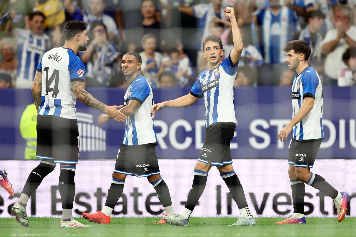 Calatrava celebra su tanto ante el Madrid con el brazo en alto.