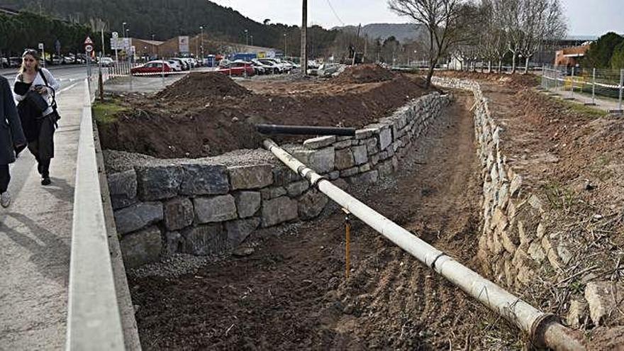 Un dels trams del canal industrial que ja s&#039;han netejat i començat a habilitar amb blocs de pedra