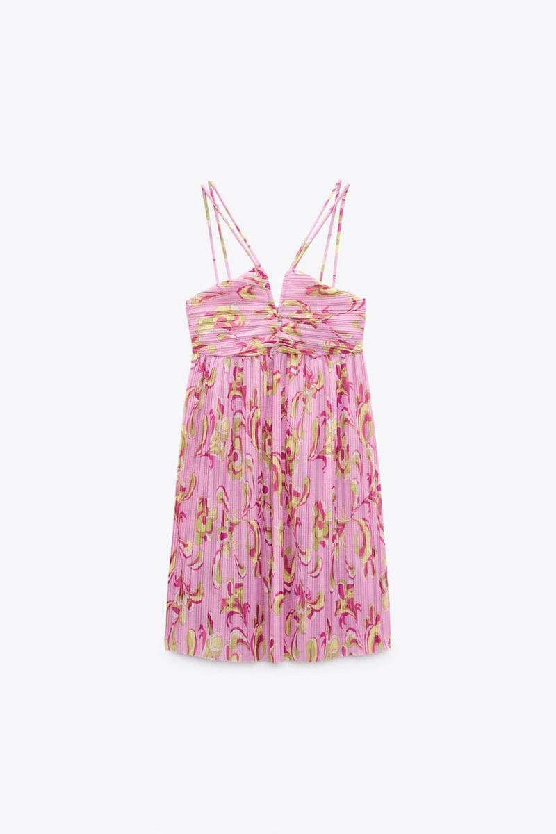 Vestido plisado estampado de Zara (precio: 15,99 euros)