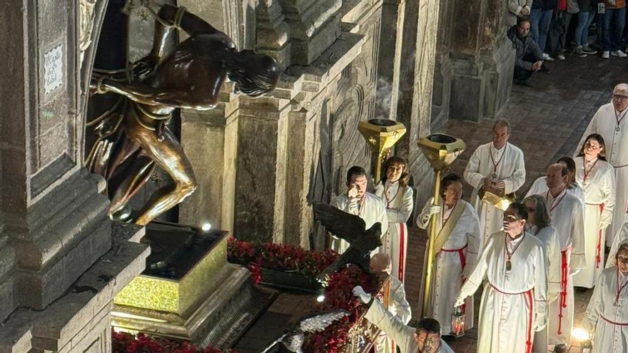 Entrada del 'Señor Atado a la Columna' a la iglesia de Santiago