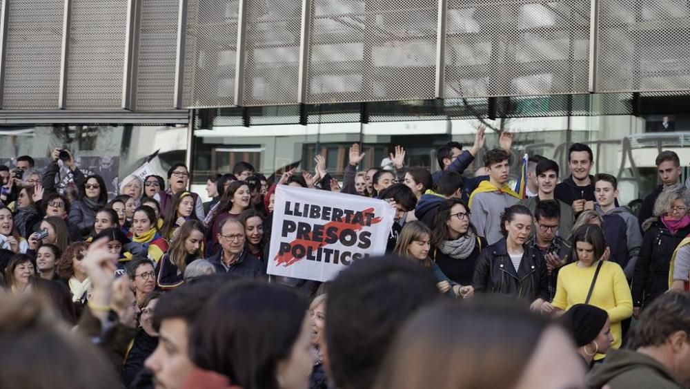 Concentració a la seu de la Generalitat de Girona per reclamar la llibertat dels presos