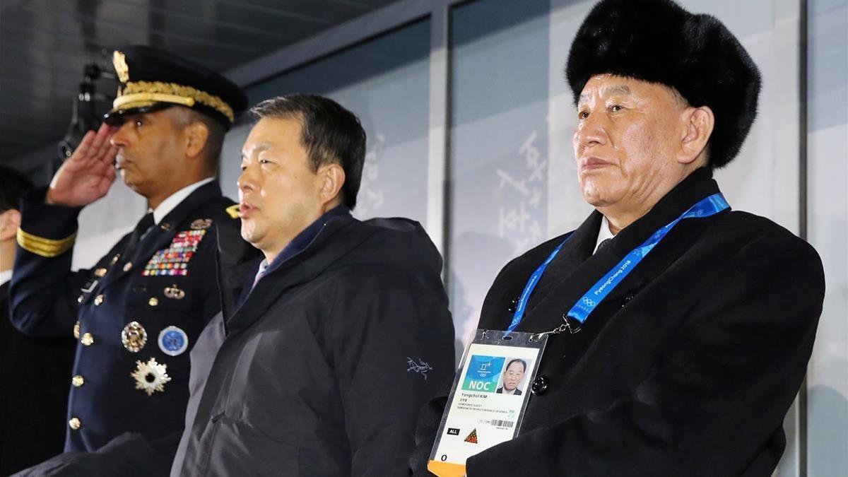 El general norcoreano Kim Yong-chol (derecha) observa la ceremonia de clausura de los JJOO de invierno de Pyeongchang, el 25 de febrero.