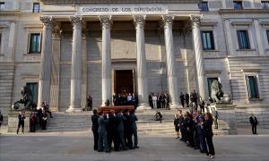 El féretro de Alfredo Pérez Rubalcaba, llega al Congreso de los Diputados.