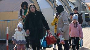 Refugiados ucranianos en Medyka (Polonia) cruzando la frontera.