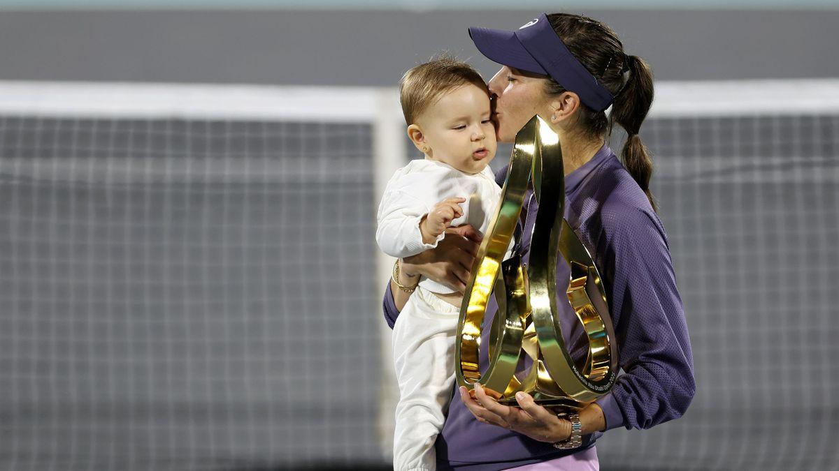 Bencic con su hija con el trofeo de Abu Dhabi