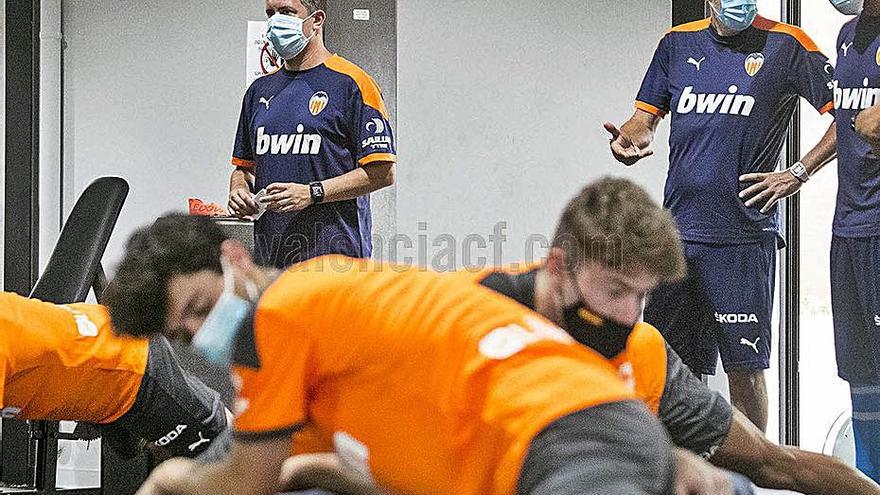 Una sesión de entrenamiento del Mestalla en el gimnasio. | VALENCIA CF