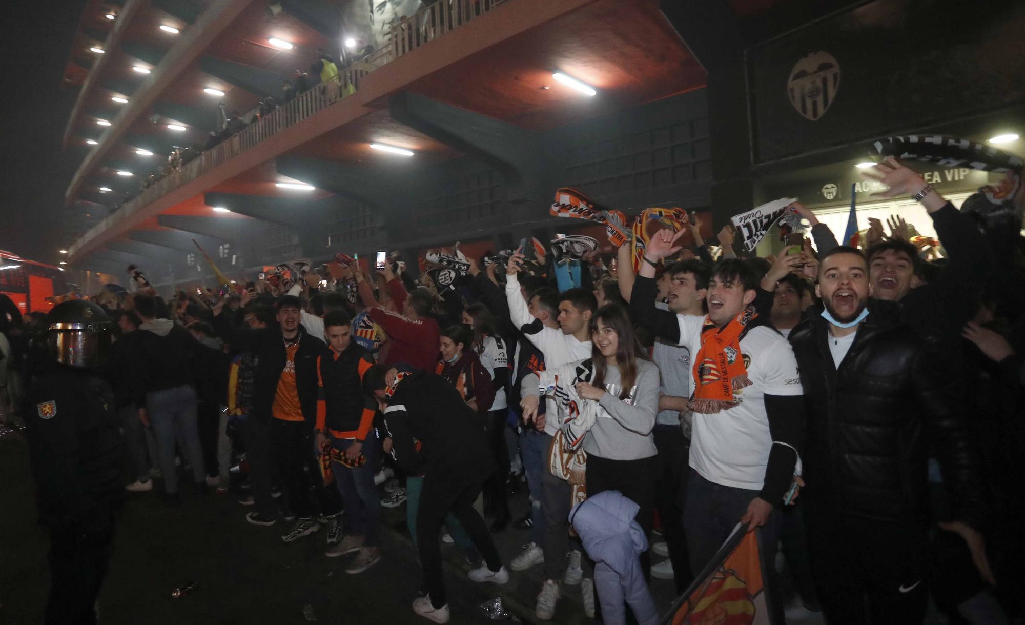 ¡Mestalla marcó el 1-0! Así fue el brutal recibimiento al Valencia CF en la Avenida Suecia