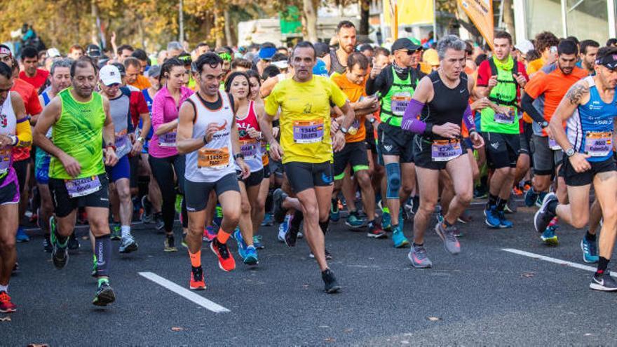 Salida de una de las dos oleadas de corredores posteriores al pistoletazo.