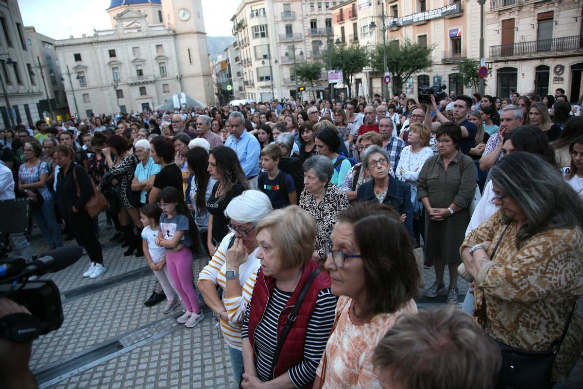 Rabia y dolor en la concentración contra la violencia de género en Alcoy