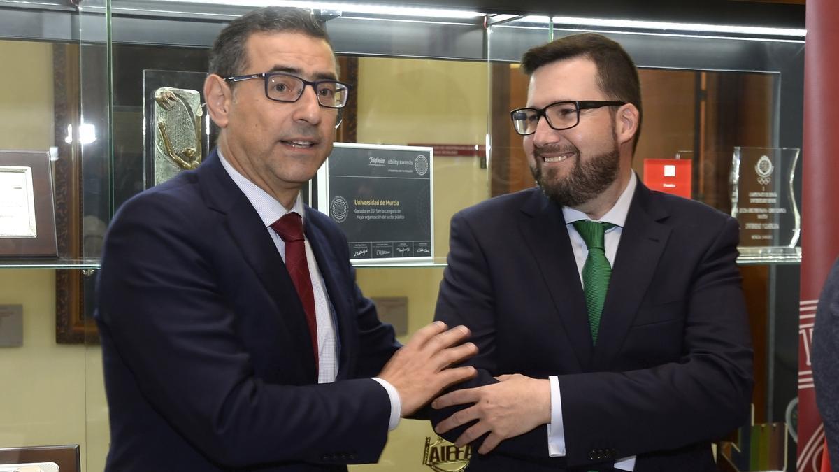 El actual gerente José Antonio Cascales, junto al rector Luján (i).