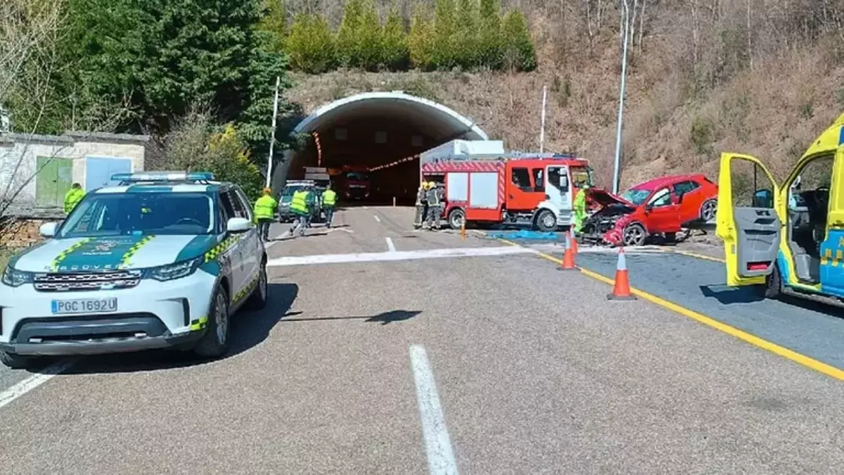 El coche siniestrado en el accidente de la A6 a la alturade Piedrafita