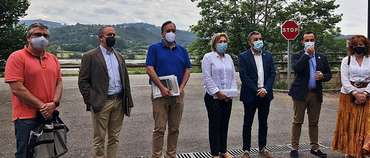 Por la izquierda, Rubén Rodríguez (director de la Reserva),  Fernando de la Torre (jefe de Costas), Alejandro Vega, Delia Losa, Alejandro Calvo, David Villar (director de Medio Rural) y Lorena Villar (vicealcaldesa).