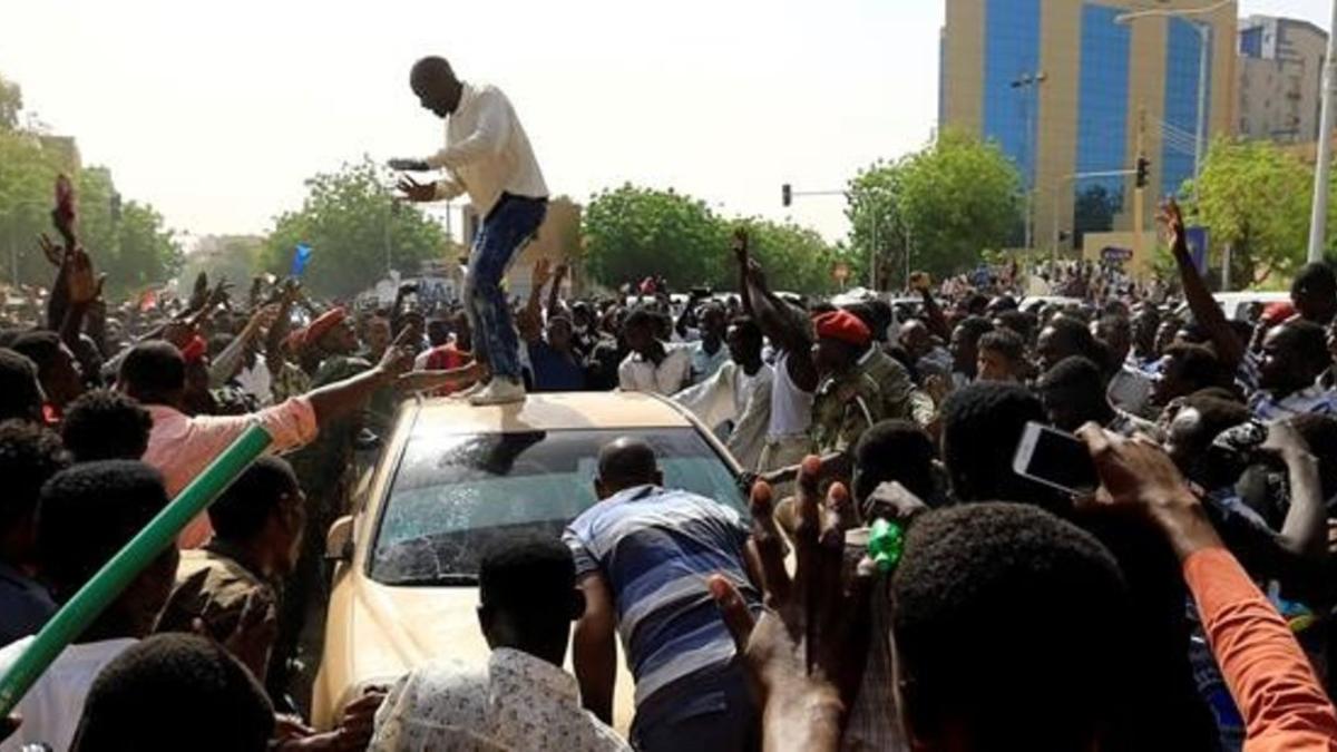 monmartinez47725870 sudanese demonstrators block the vehicle of a military offic190412110921