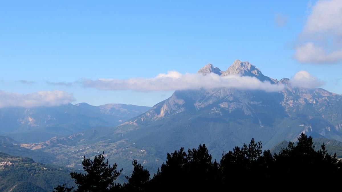 Pla general d'un paisatge del Berguedà amb el Pedraforca de fons.