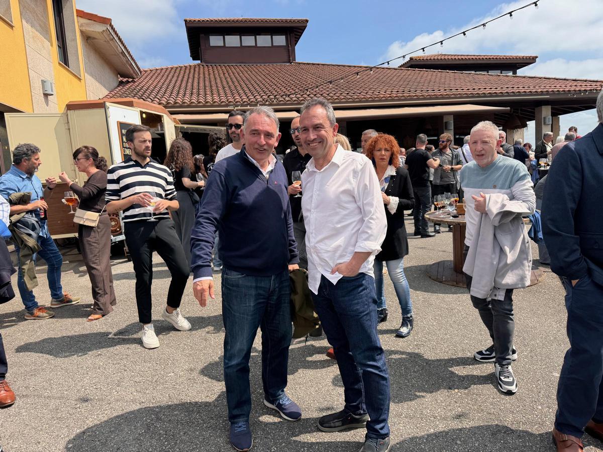 Ovidio Zapico y Enrique Santiago en la celebración del cuarenta aniversario de IU en Llanera.