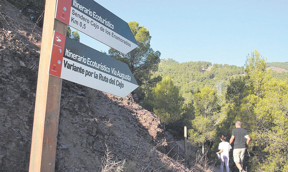 Indicadores a la ruta del Cejo y a la vía Augusta