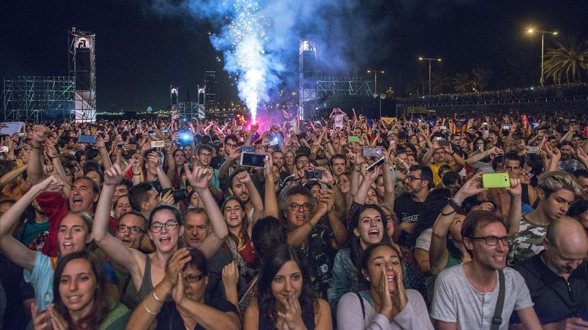 Público en el concierto de Sopa de Cabra en las fiestas de la Mercè del 2017.